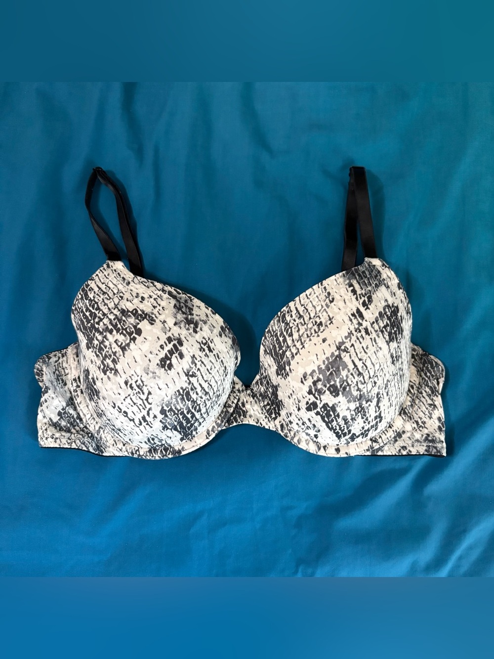 PINK Victoria’s Secret Snake Print Wear Everywhere lightly lined t-shirt Bra 36C